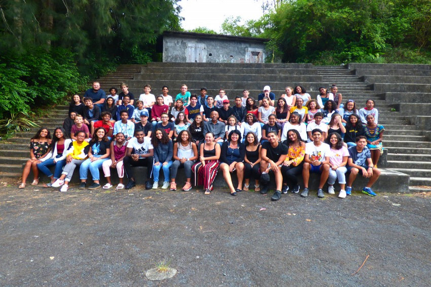 les élus jeunes posent pour la photo de groupe