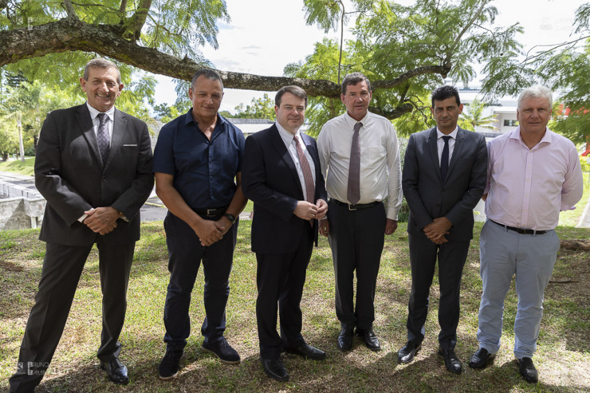 Marc PAOLI, Enaud RIVIÈRE, Pierre-François MOURIER, Daniel GONTHIER, Jean Jacques VLODY, Jacquet HOARAU présents pour la signature de l'accord-cadre entre le Département et le Centre International d’Etudes Pédagogiques (CIEP)