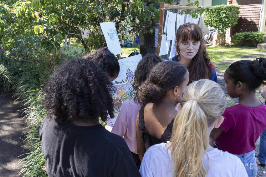 L'artiste Chloé ROBERT explique aux collégiens son travail sur la relation entre l'homme et la nature