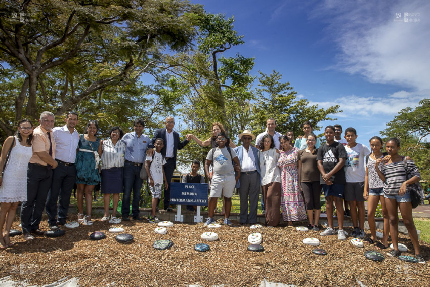 L'équipe pédagogique du collège de Cambuston, les conseillers départementaux et les collégiens posent pour la photo à l'issue de l'inauguration de la "Place Mémona Hintermann-Affejee"