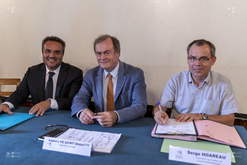 Le Président de la Région Réunion Didier ROBERT, Le Préfet de Région Amaury de SAINT QUENTIN, et le Vice-Président du Conseil départemental Serge Eric HOAREAU signent la charte pour une restauration collective responsable.