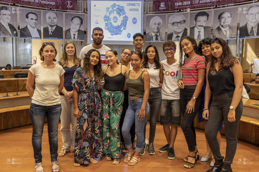 L'équipe des ambassadeurs du Conseil Départemental des jeunes et les représentants de la Mutualité Réunion, ensemble pour sensibiliser les collégiens contre le diabète.