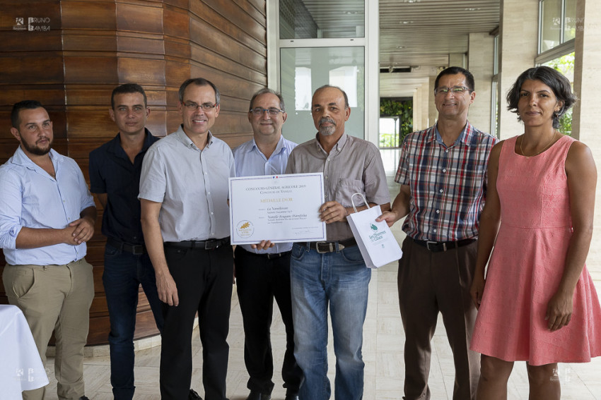 Bertrand CÔME de la Vanilleraie de sainte Suzanne, reçoit la médaille d'or du concours agricole 2019 pour sa vanille bio .