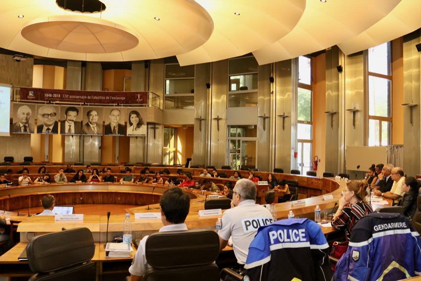 L’hémicycle avec les jeunes attentifs aux présentations