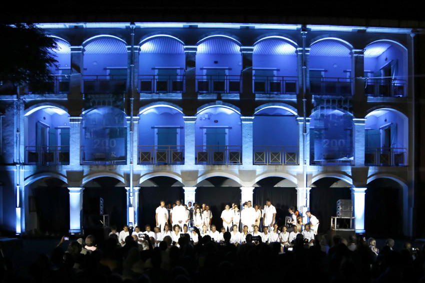 La façade du collège illuminée