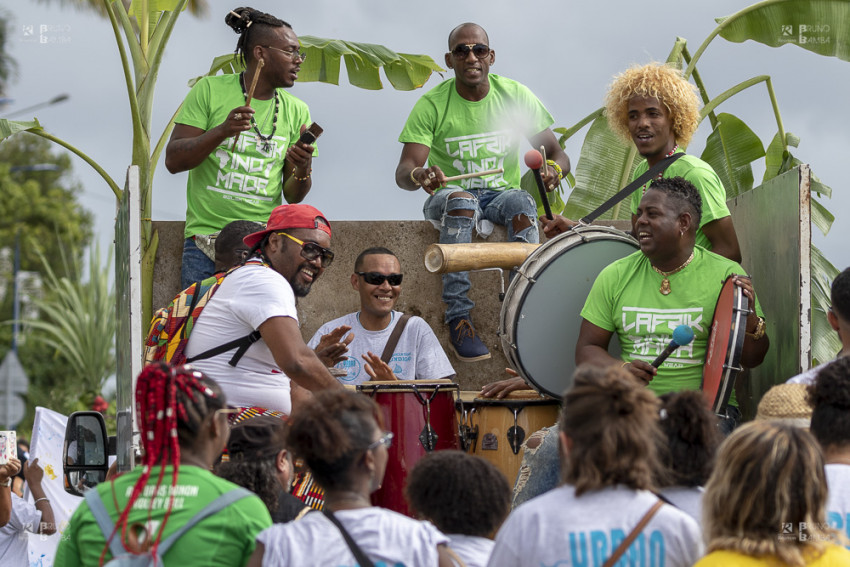 Défilé de l'association l'INDIGO, avec ses musiciens qui portent haut les couleurs de la ville, et du maloya
