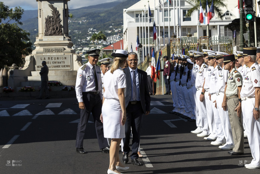 Salutations aux troupes militaires