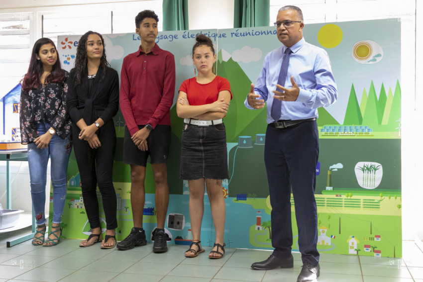 Le président du Département en compagnie d'élus du CDJ, le Conseil départemental des jeunes.