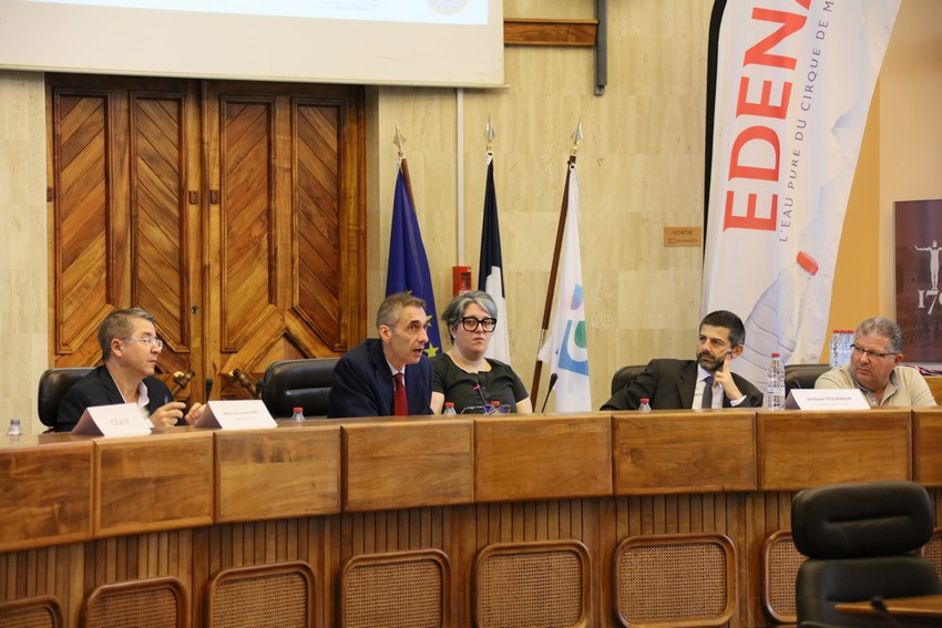 une action de sensibilisation dans l'hémicycle du Département de La Réunion