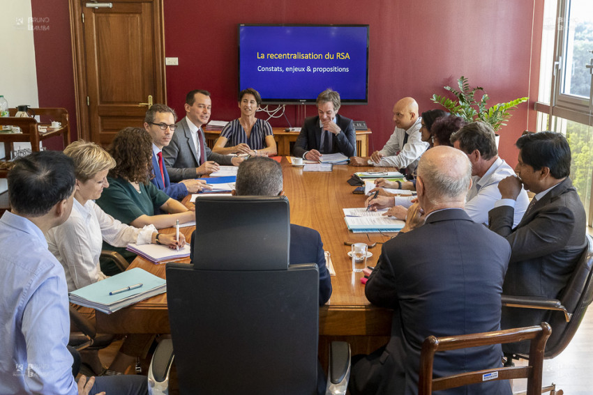 En présence des Vice-Présidents Augustine Romano, Daniel Gonthier et Jean-Marie Virapoullé, cette rencontre a donné lieu à des échanges sur les enjeux sociaux et financiers de la recentralisation du RSA