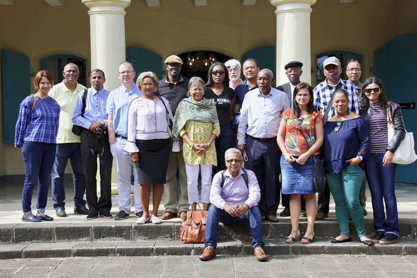 Les participants du colloque devant le musée de Villèle