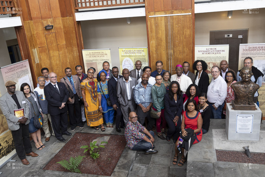 Les participants au colloque international "Toussaint Louverture Day"  réunis à la médiathèque de Saint André