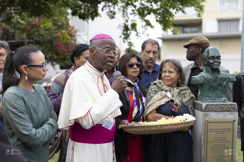 Mgr Barthélemy Adoukonou, Evêque et Secrétaire émérite du Conseil pontifical pour la culture au Vatican aux côtés de Vivianne Payet Ben Hamida conseillère départementale de Saint-André