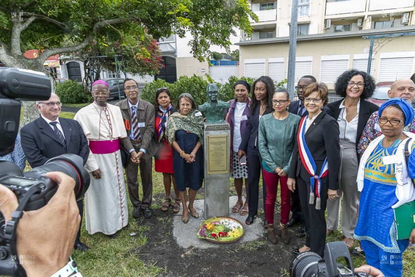 Officiels, chercheurs et scientifiques venus du Brésil, du Bénin, d’Haïti, de Fort de Joux (France), d’Afrique du Sud, de Maurice, des Comores, de Madagascar et de La Réunion réunis pour l'inauguration du buste de Toussaint Louverture