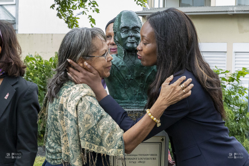 Moment de ferveur entre Anne-Louise Mesadieu, chargée des affaires culturelles et manifestations patriotiques à l’Ambassade d’Haïti en France et Marie-Lyne Champigneul, Présidente de Kartyé Lib Mémoire & Patrimoine Océan Indien