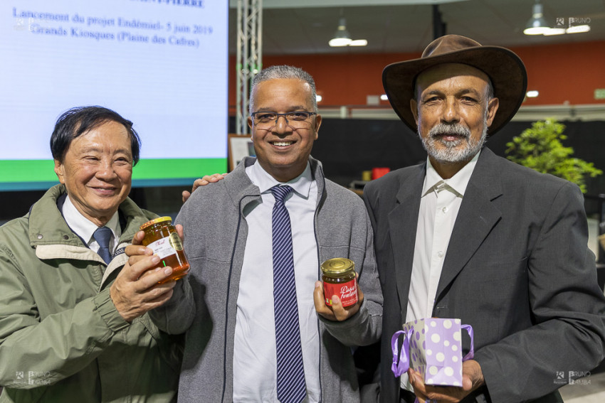 André Thien Ah Koon, Cyrille Melchior, et François Payet, président du syndicat apicole