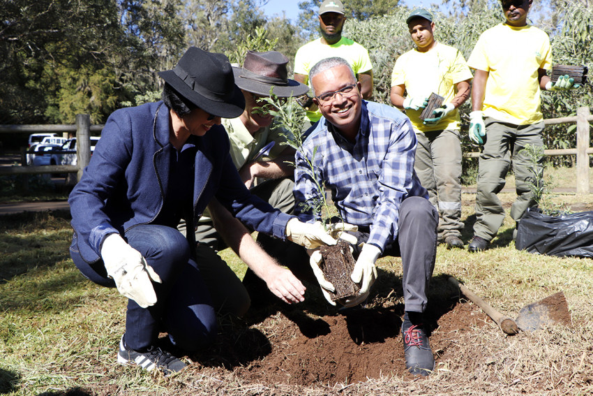 Plantation d'un tamarin par Cyrille MELCHIOR, Président du Conseil Départemental, Claudette GRONDIN, Vice-Présidente du Conseil Départemental et Sylvain LEONARD, Directeur Régional de l'ONF