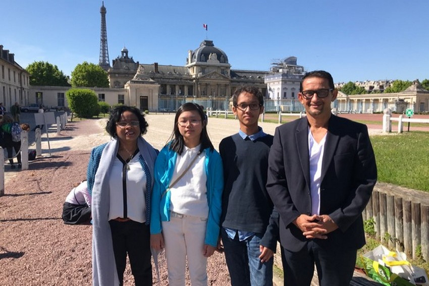 Marie-Lyne SOUBADOU vice-Présidente Collèges Education, Emma ASSING-LEUNG-TSUI du collège Titan au Port, Zacharie PAYET du collège Edmond Albius au Port et Sergio ERAPA conseiller départemental