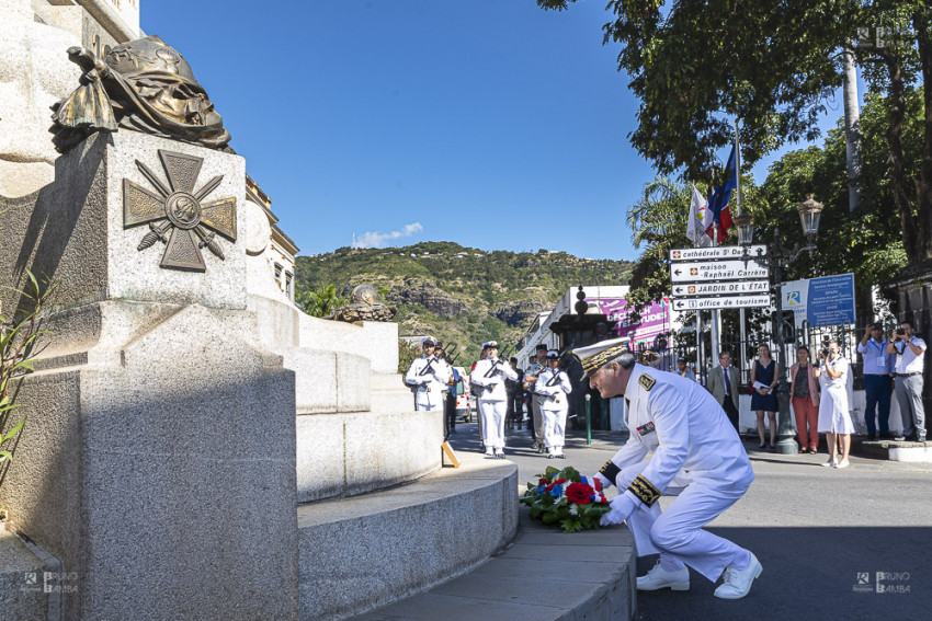 Cérémonie de dépôt de gerbe au monument aux Morts place de la Victoire à Saint-Denis