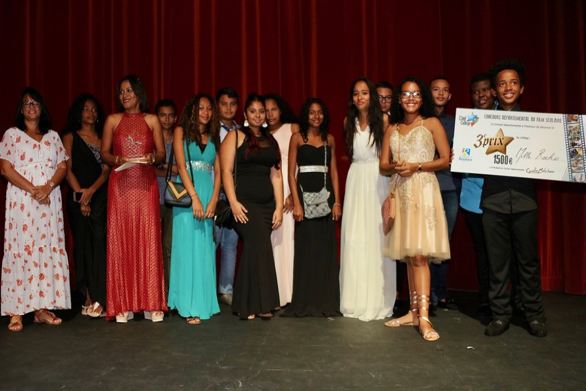 Le collège Mille Roches reçoit le 3e prix, remis par la conseillère départementale Géraldine Boulevard