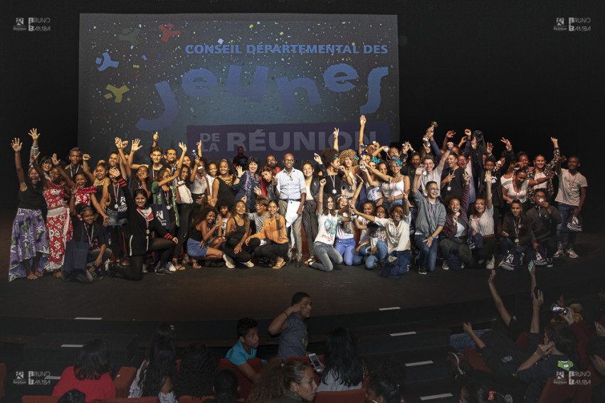 Photo de groupe sur scène des Slameurs et Danseurs sous la houlette du Conseil départemental des Jeunes