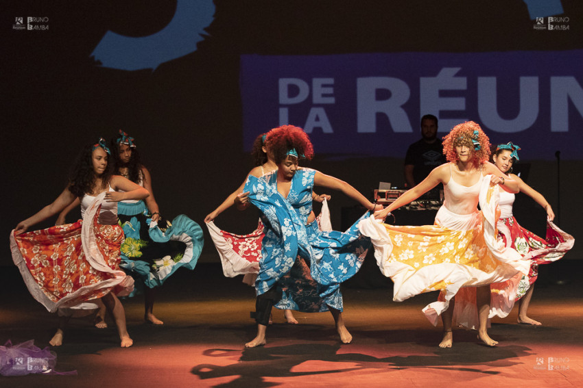 des danseuses folkloriques du collège Auguste Lacaussade 