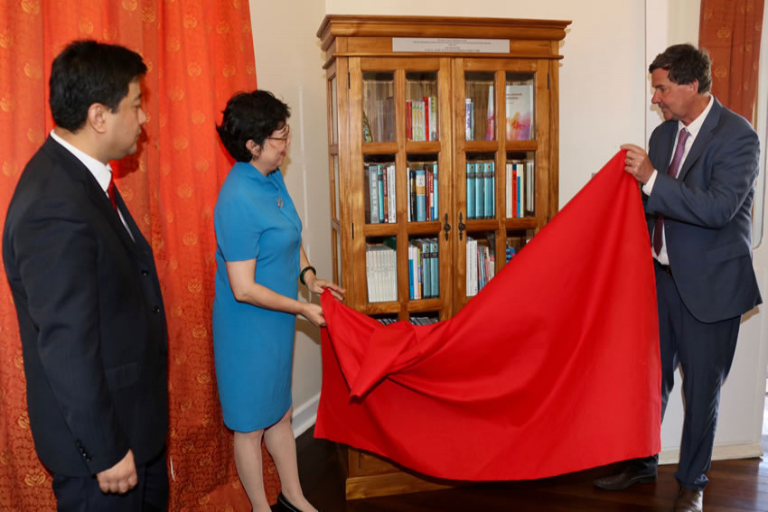 la bibliothèque offerte par la délégation chinoise est dévoilée par Madame LI XINYU, Directrice générale de l’Association du Peuple Chinois pour l’Amitié avec l’Etranger et Daniel Gonthier