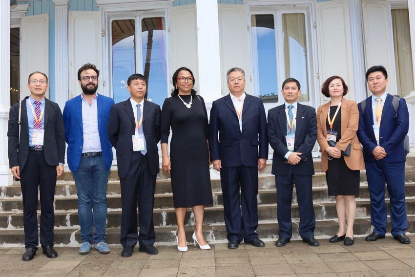 photo de groupe devant la Villa départementale