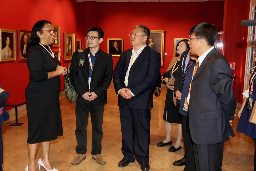 visite des salles d'exposition du musée Léon Dierx