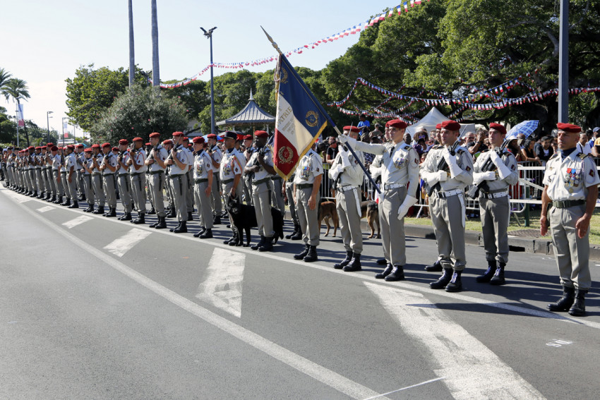 Les militaires face à la tribune officielle