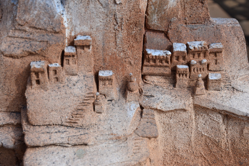 Gros plan d'une sculpture de Mounir Allaoui