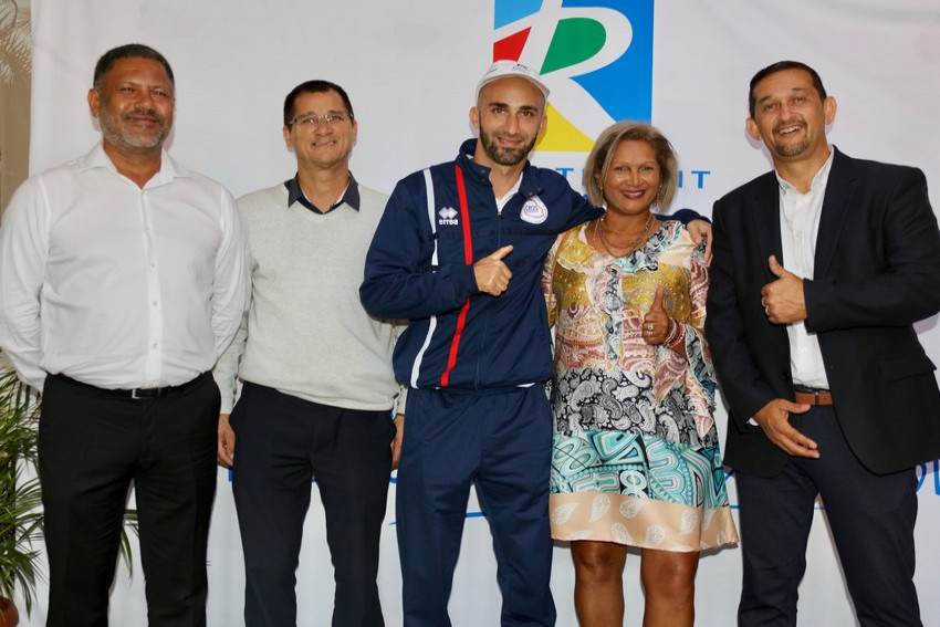 les élus départementaux Philippe POTIN vice-Président sport et jeunesse, Daniel JEAN-BAPTISTE, Jacqueline HENRY, Sergio ERAPA, entourent le porte-drapeau de la délégation Réunion Sébastien MAILLOT