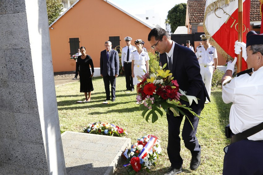 Daniel Jean-Baptiste conseiller départemental dépose une gerbe au pied du monument