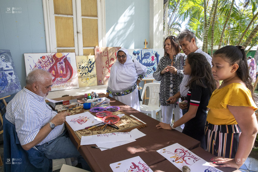 Le Vice-Président Alain Armand sur le stand de calligraphie