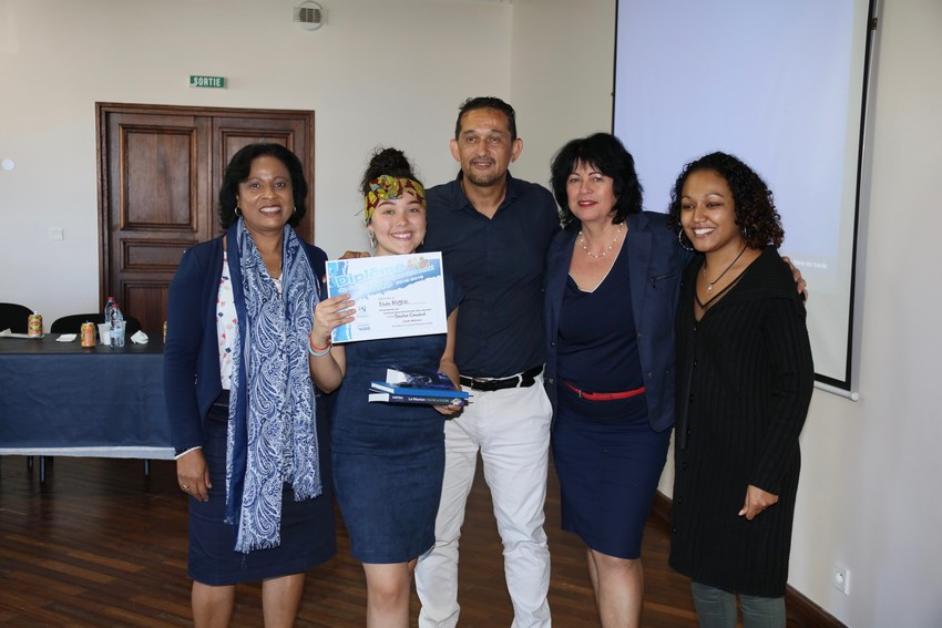 Elodie Boyer du collège Gaston Crochet à la Plaine des Palmistes, Présidente du Conseil Départemental des jeunes 2018-2019, reçoit son diplôme de Marie-Lyne Soubadou,  la vice-Présidente en charge de l’Education et de Sergio Erapa Président de la commission Education, en présence d'une partie de l'équipe du service administratif du Conseil des Jeunes