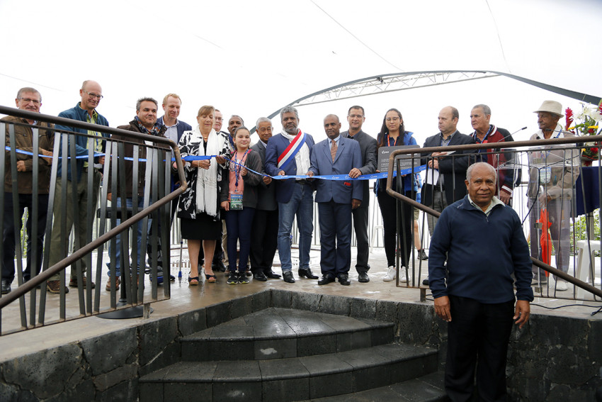 Inauguration et coupé de ruban par les élus et les invités