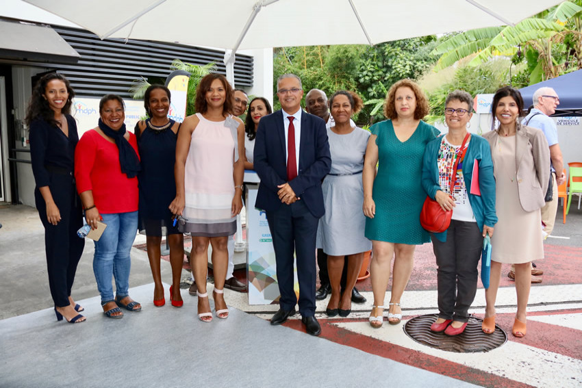 Le Président du Département et la sénatrice Nassimah Dindar avec le personnel de la MDPH et Christine Caruel présidente de la CDAPH