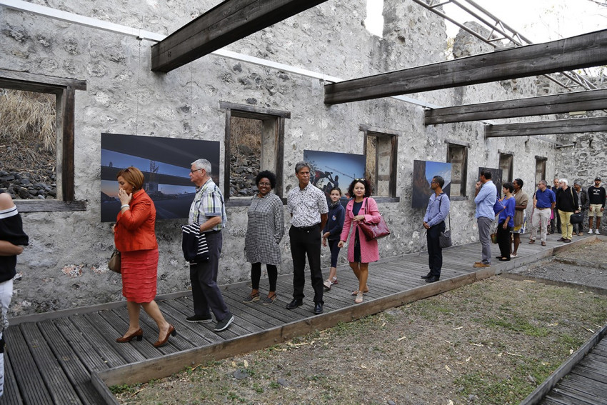 Visite de l'exposition de Raymond BARTHES par les officiels et les invités