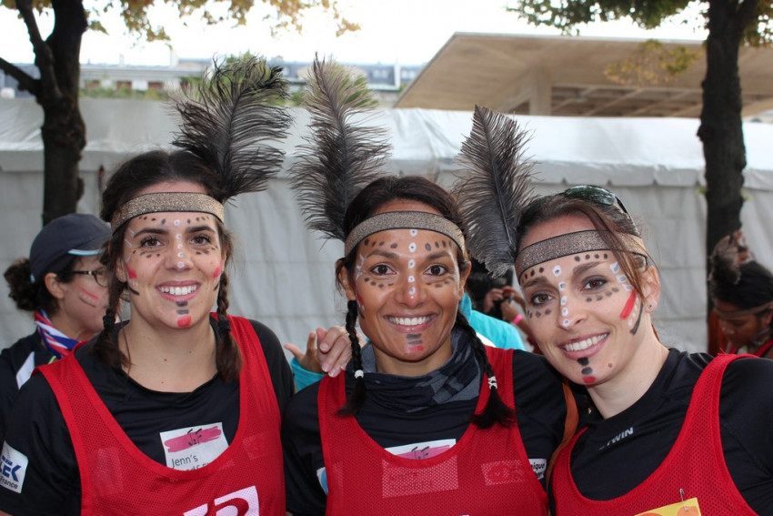 Trois coureuses réunionnaises déguisées en indiennes d’Amérique