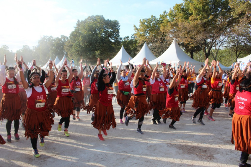 L’ensemble de l’équipe du Département de La Réunion s’échauffant avant la course, en tenue d’amérindienne