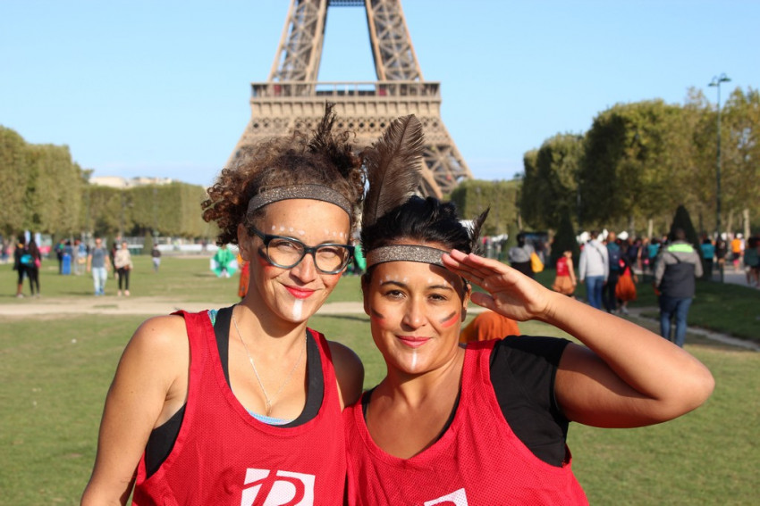 Deux réunionnaises posent avec la Tour Eiffel en arrière-plan