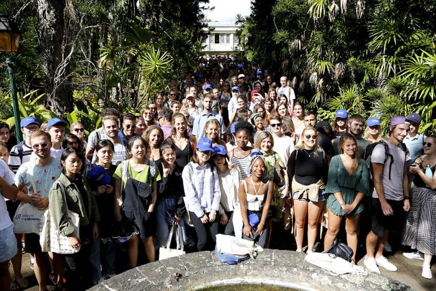 200 étudiants étrangers dans l'allée du jardin botanique
