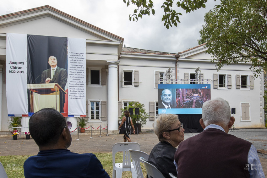 Le public a pu assister à la messe et l'hommage national sur un grand écran face au Muséum d'Histoire Naturelle.