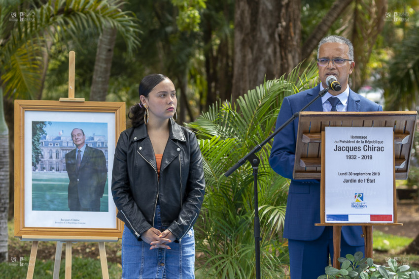 Accompagné de la Présidente du Conseil départemental des jeunes, le Président de la collectivité a indiqué que "La Réunion voit partir l'un de ses plus grands défenseurs".