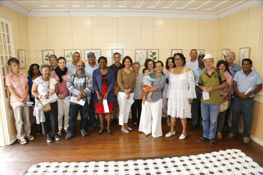 Photo de groupe lors de la restitution de la résidence d'artiste de Anne FONTAINE