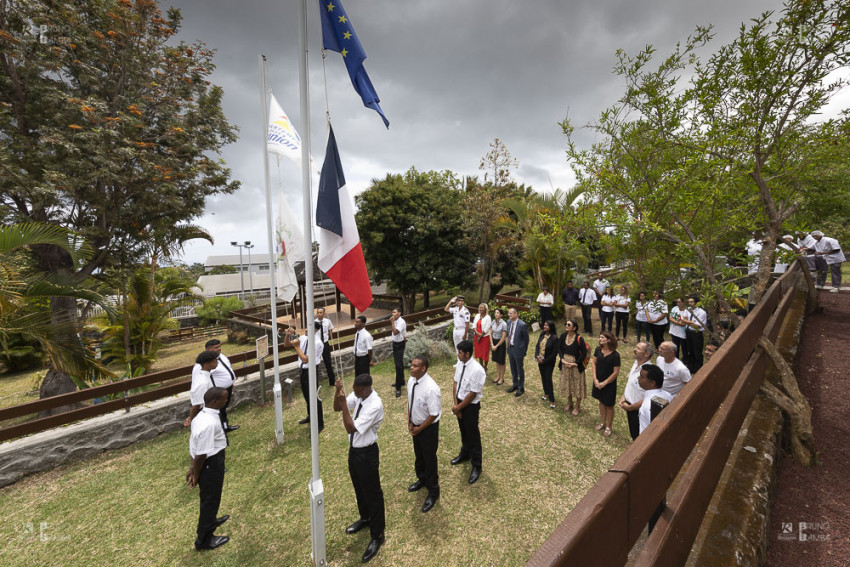 Lever des drapeaux par les volontaires de la promotion 20