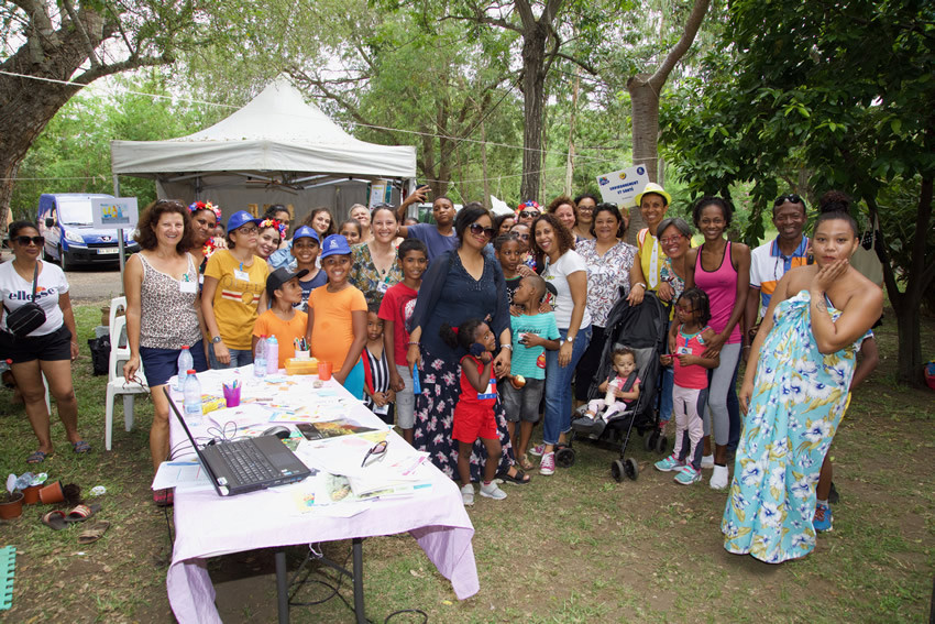 Enfants et adultes, participants aux ateliers de la journée