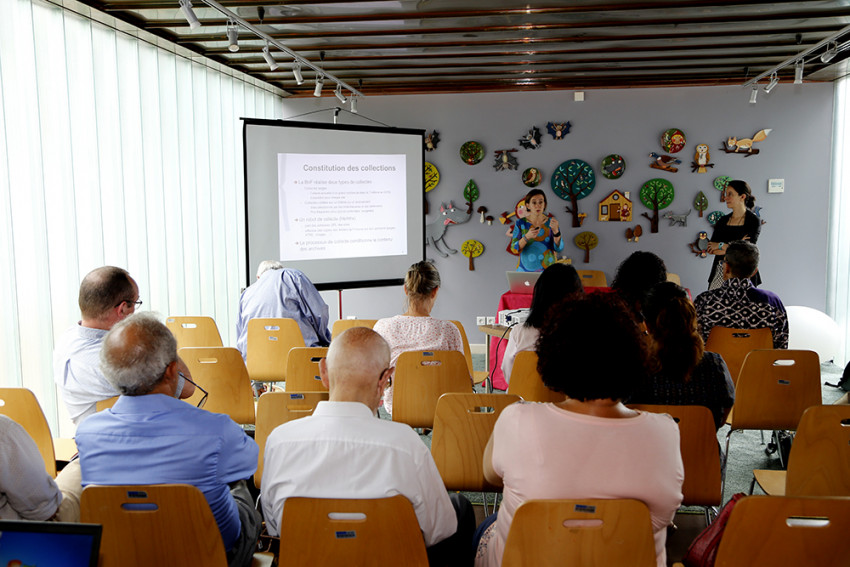 Présentation du processus de collecte aux agents de la bibliothèque de La Réunion