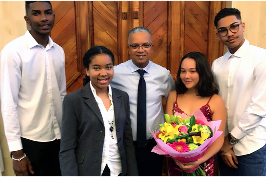 Les nouveaux membres du bureau du Conseil des Jeunes posent avec le Président du Département et la précédente présidente de cette jeune institution