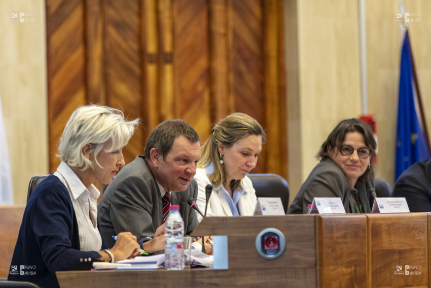 la tribune officielle de la séance plénière